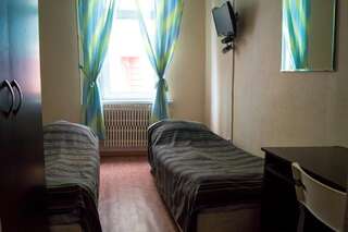 Хостел Апельсин Ульяновск  Двухместный номер с 2 отдельными кроватями и общей ванной комнатой-1